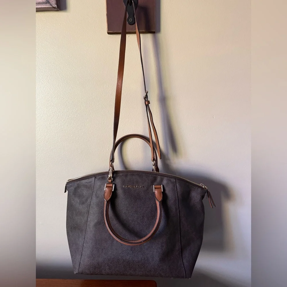 Michael Kors Riley Large Signature Satchel - Picture 12 of 13